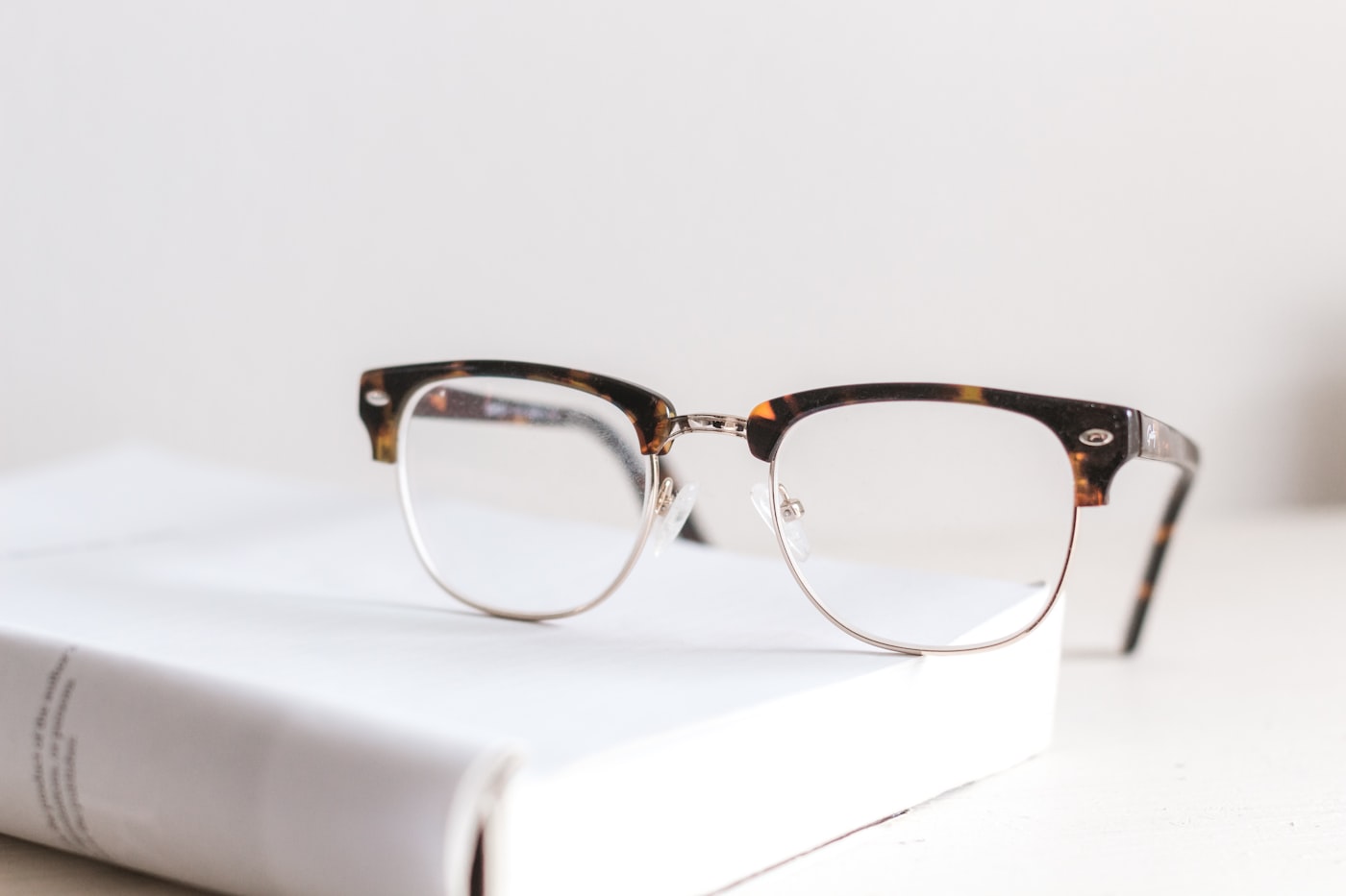 Lentes graduados sobre un libro